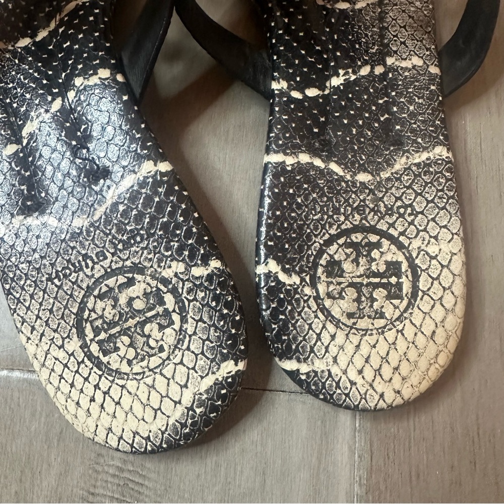Tory Burch embossed snake sandals Cream/black
Women’s 9 - Picture 7 of 10